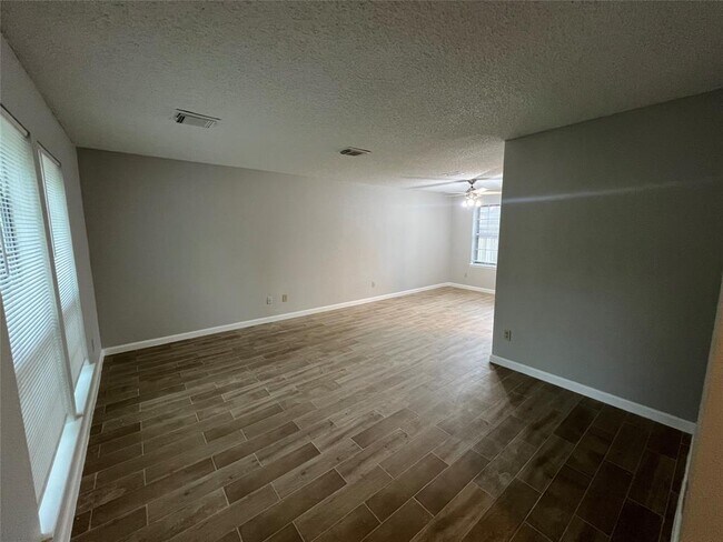 Building Photo - 15 Sandpebble Dr