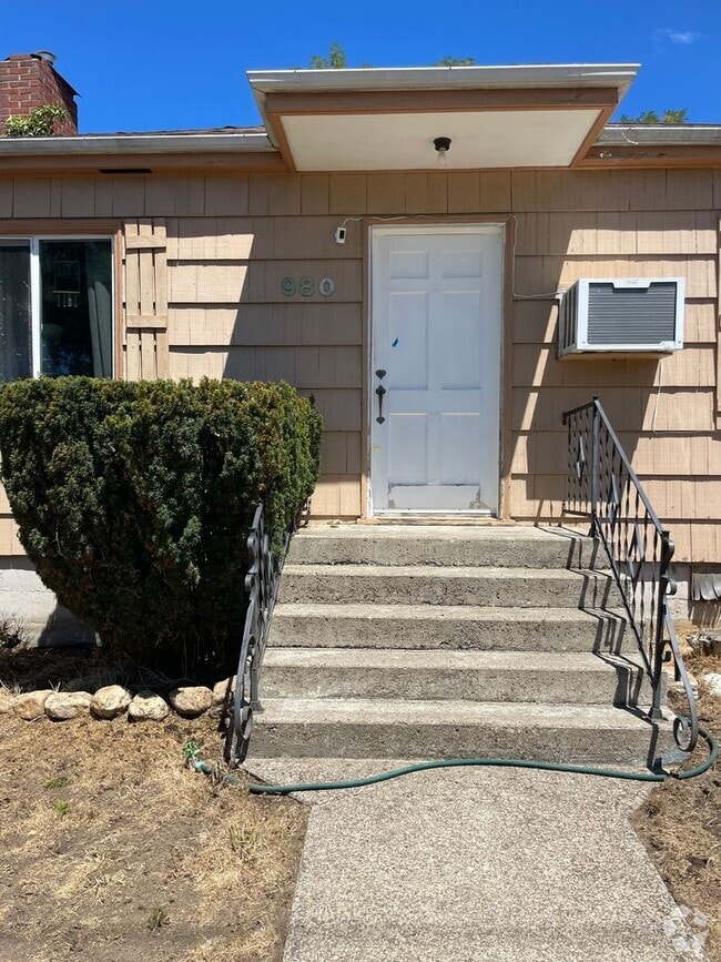 Building Photo - 581 NE Alameda Ave