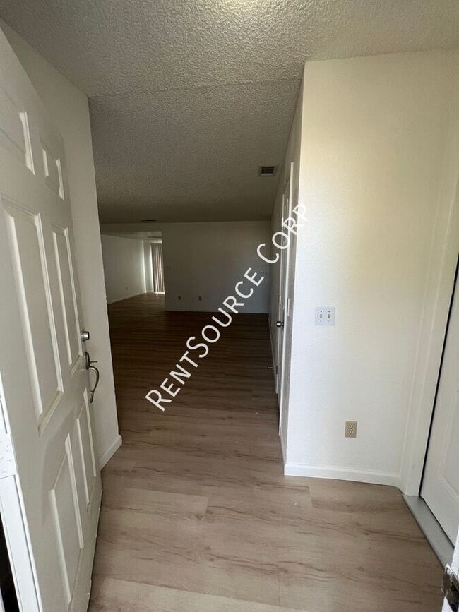 Building Photo - 841 Chateau Way