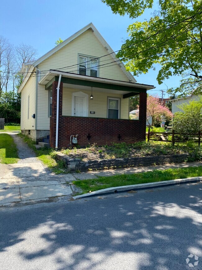 Apartments For Rent in Zelienople, PA with Hardwood Floors 1 Rentals