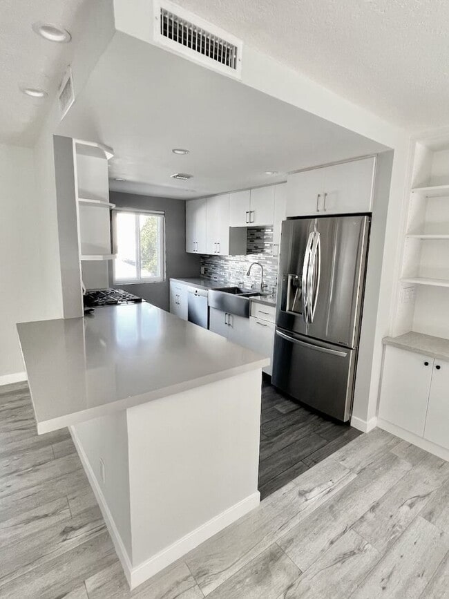 Building Photo - Luxurious 2B, 2.5B Townhouse in North Glen...