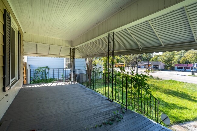 Building Photo - Charming 3 Bedroom, 2 Bath Bungalow with F...