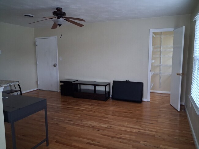 Building Photo - 401 Erle Cres