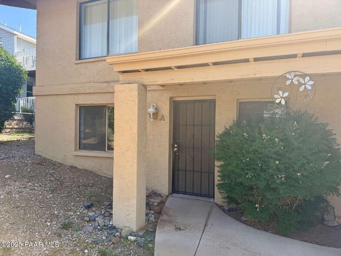 Foto principal - 927 N Old Chisholm Trail
