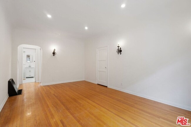 Foto del edificio - 512 N Sycamore Ave