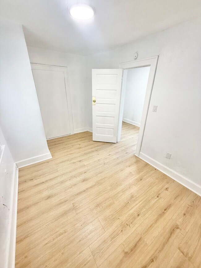 Foto del edificio - ***RENT READY~4 Bed RENOVATED 2 story house/w/ downstairs bedroom/Granite countertops