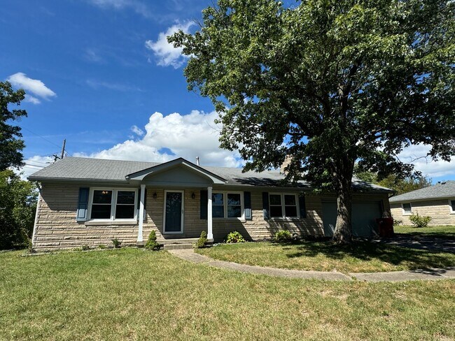 Foto del edificio - Charming 3-Bedroom Home in Nicholasville, 2 Car Garage! Fenced in Backyard!