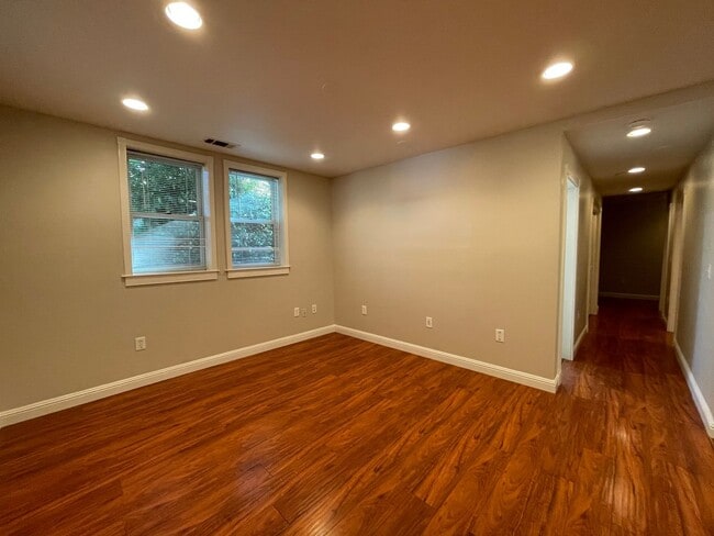 Foto del edificio - 2 Car Garage Included! Downstairs 2 Bed 2 Full Bath AND Washer and Dryer!