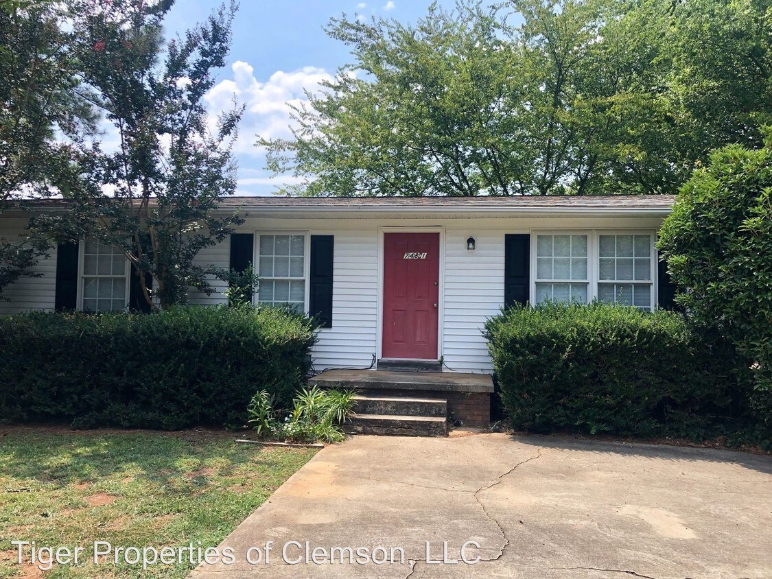 Foto principal - 3 br, 2 bath Room For Rent - 748 Berkeley Dr