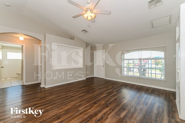 Building Photo - 904 NW 8th Pl