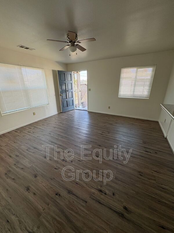 Foto del edificio - 700 E Tulare Ave