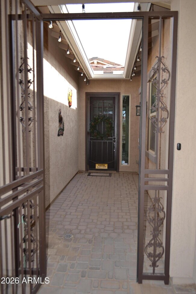 Foto del edificio - 9644 Thatcher Ave