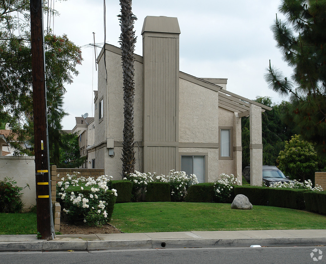 Building Photo - 2645 Santa Ana Ave