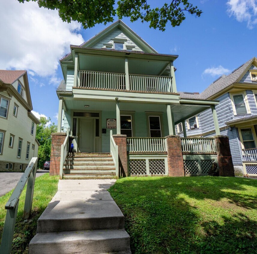 Primary Photo - Close to Shops, Eateries and Buses - Avail...