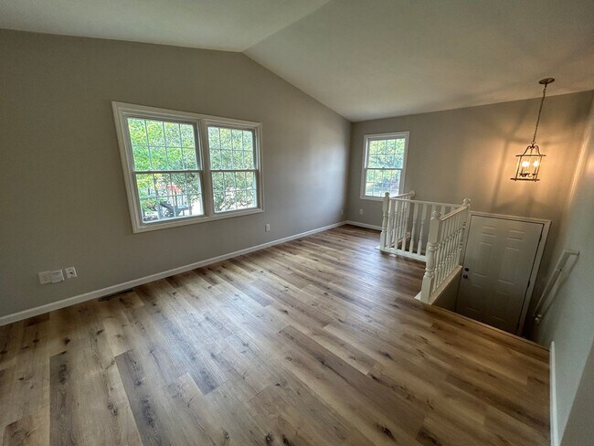 Building Photo - Updated 3 Bedroom Duplex!