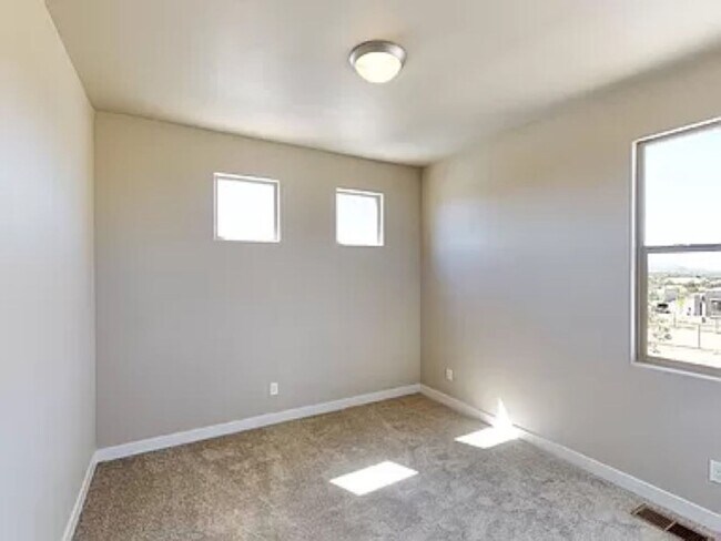 Building Photo - Beautiful Views