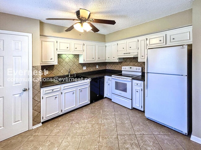 Building Photo - 2 Bed/2.5 Bath Townhome with Modern Amenities / Pet-Friendly / Available Now!