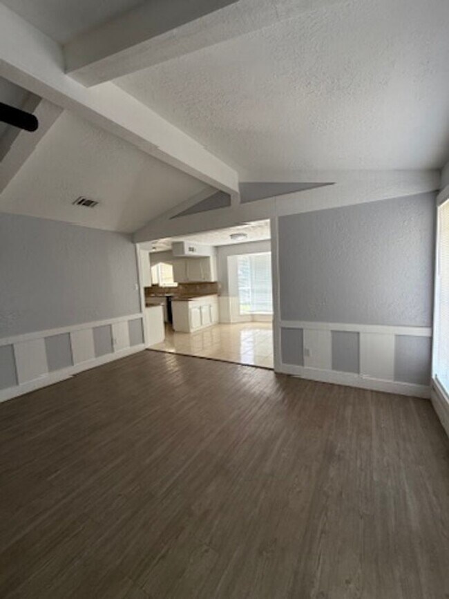 Foto del edificio - Really spacious 4bed/2bath single family home