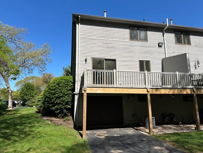 Building Photo - 320 Westmoreland St