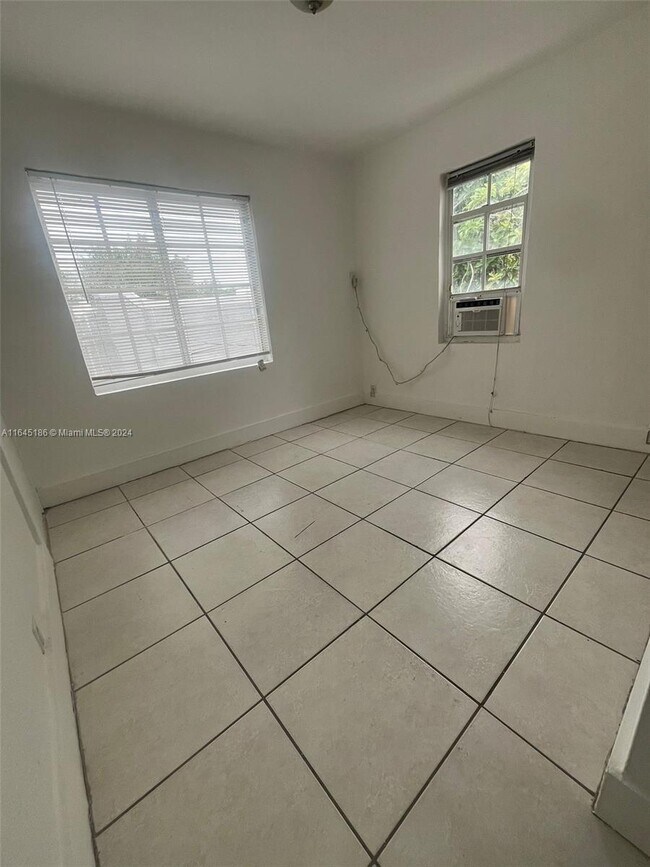 Building Photo - 553 NE 65th St