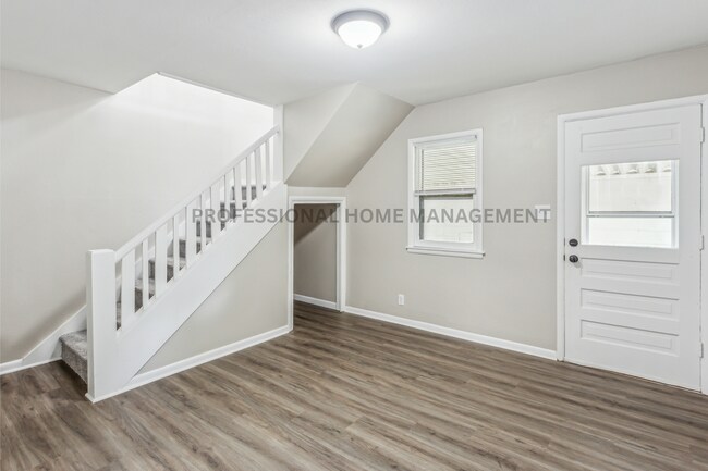 Foto del edificio - Open House 7/8 from 2-3PM. Beautifully upd...