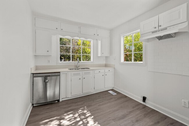 Building Photo - 2 Bedroom 1 Bath For Rent-7840 8th Ave S, Birmingham, AL 35206