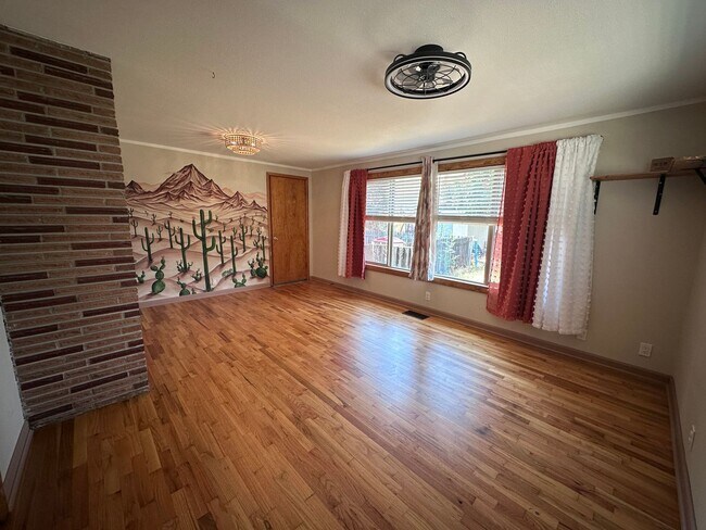 Foto del edificio - Beautiful 4 bedroom home with views of town