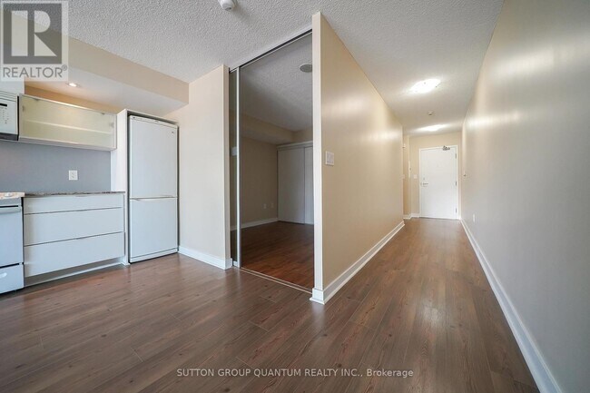 Photo du bâtiment - 705-4k Spadina Ave.