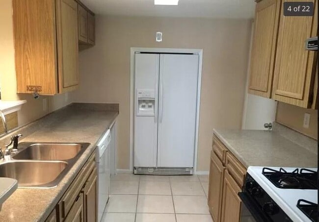 Building Photo - 2030 Encino Cir