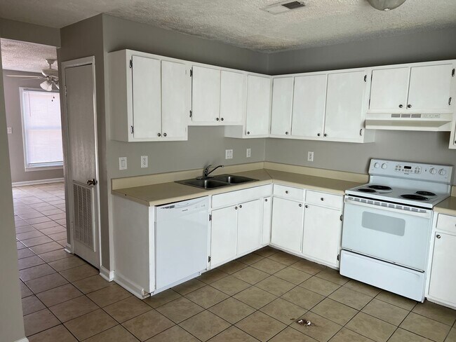 Building Photo - Unfurnished 2 Bedroom, 1.5 Bath Town Home ...