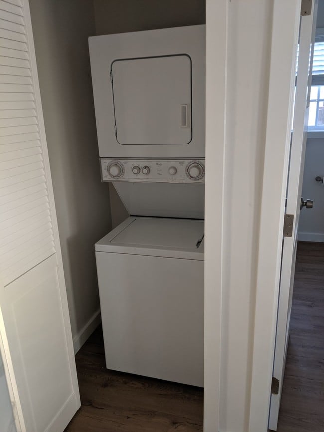 Washer & Dryer in unit - 607 N Formosa Ave