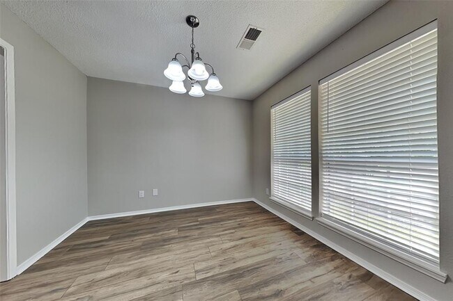 Building Photo - 27 S Brook Pebble Ct