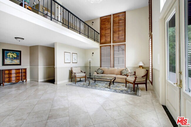 Foto del edificio - 2385 Roscomare Rd