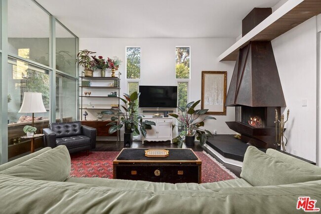 Foto del edificio - 2061 Nichols Canyon Rd