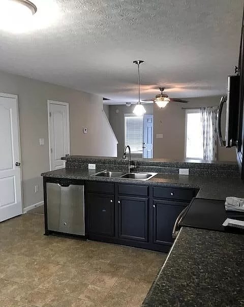 Foto del edificio - 220 Grove Ln