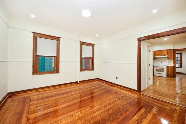 Foto del edificio - 84 Rogers Ave