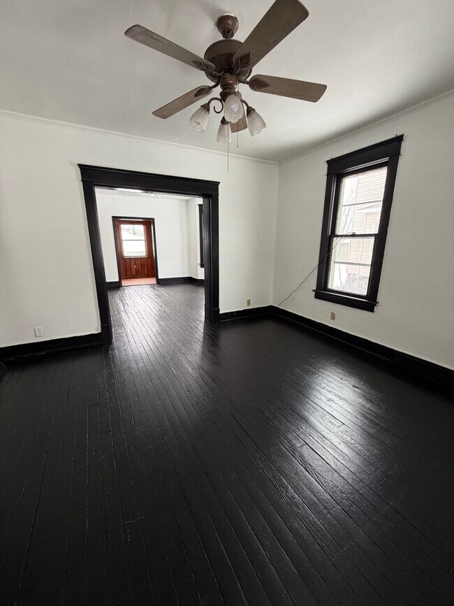 Foto del edificio - Three Bedroom House w Two Car Detached Garage