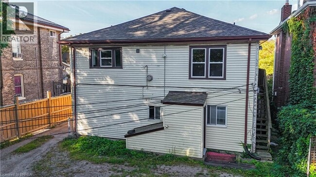 Photo du bâtiment - 113 Brant Ave