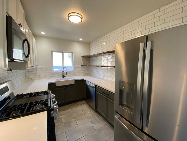 Building Photo - Updated 1950's Charm!