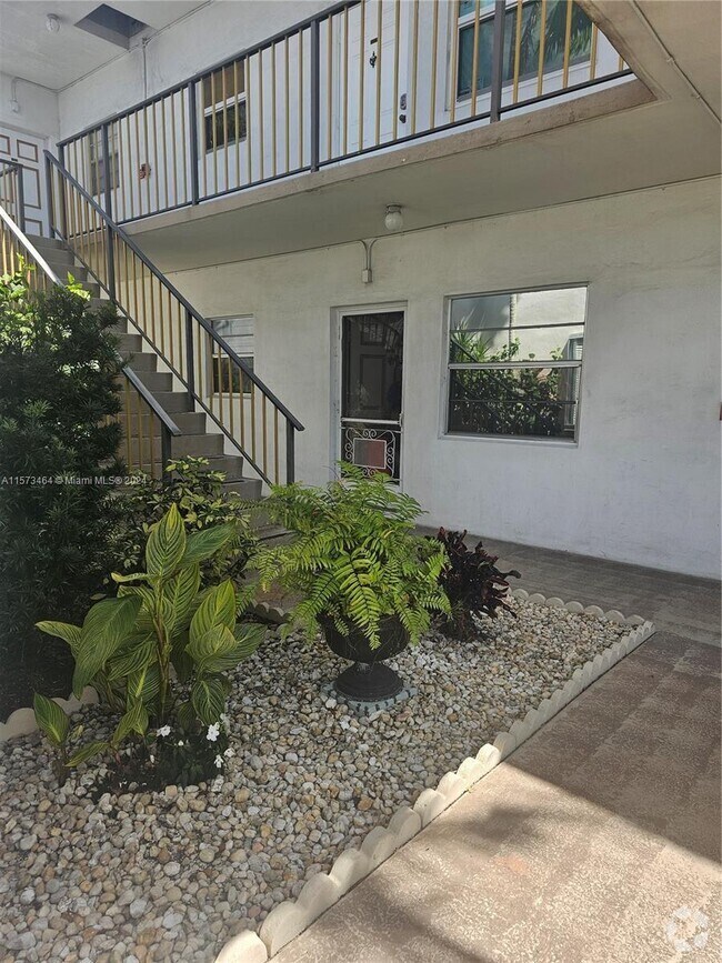 Hollywood Terrace Apartments for Rent with a Swimming Pool Hollywood