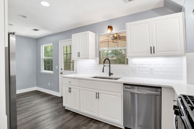 Building Photo - 4-bedroom, 2.5-bath home near Cordova Park
