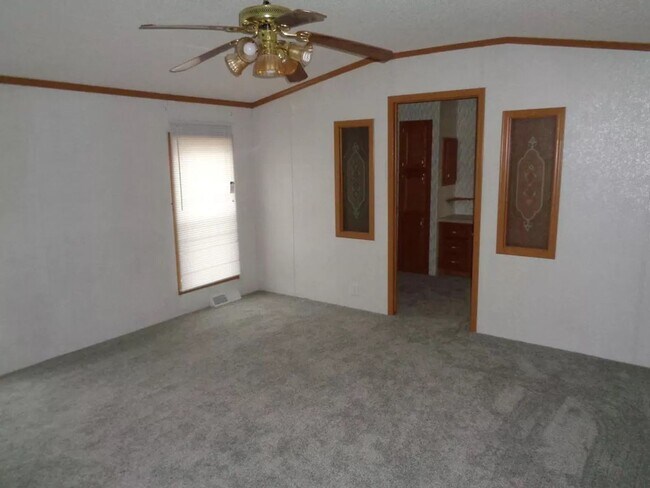 Building Photo - Nice, large, mobile home on outskirts of T...