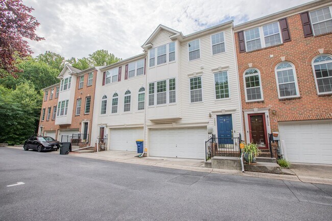 Building Photo - Gorgeous 3 BR/2.5 BA Townhome in Elkridge!