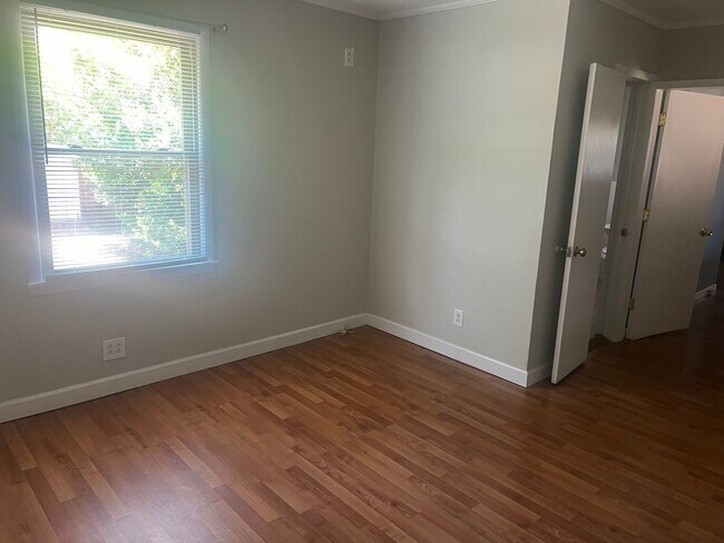 Building Photo - Large 4 Bedroom Home READY TODAY!