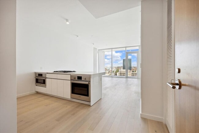 Building Photo - 313 W 17th St