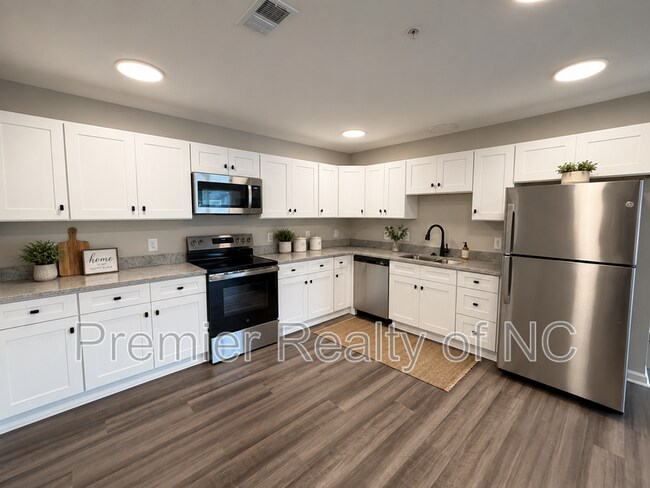 Foto del edificio - 7085 Hanesbrook Cir