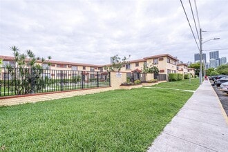 Building Photo - 637 SW 11th St