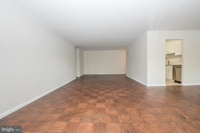 Building Photo - 1637 Oakwood Dr
