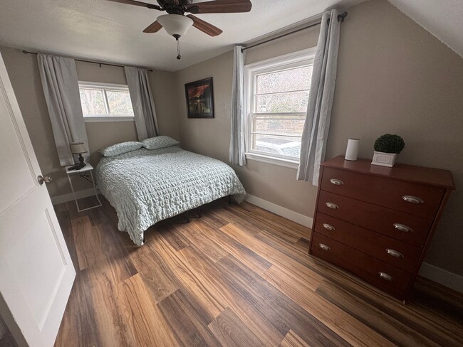 Building Photo - Gorgeous 4-Bedroom Home with Expansive Landscaped Yard & Off-Street Parking – Fully Furnished!