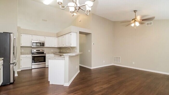 Foto del edificio - 1533 Oakwood Ct